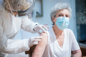 Vaccin-masque-personne-agee