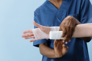 Plaie-blessure-bandage-soigner-gaze